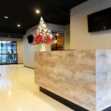 Livinn Hostel City Center Сурабая Экстерьер фото